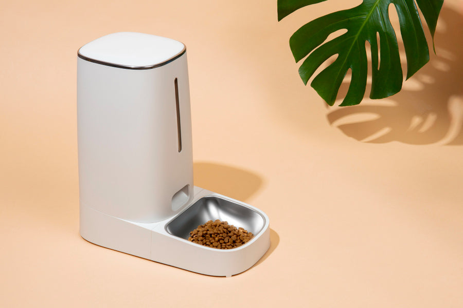 An automatic pet feeder